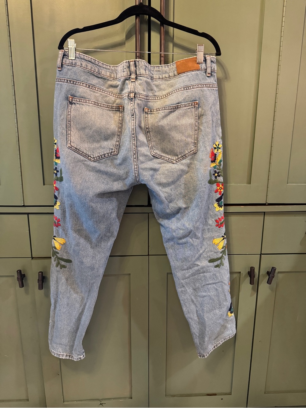 Light Wash Embroidered Women’s Jeans - Floral Side Detail Zara cropped - Picture 2 of 4